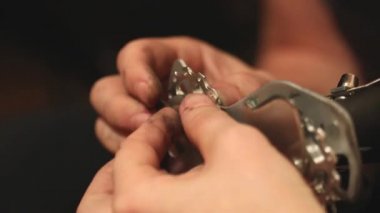 Bisiklet vitesleri dağ bisikletinde kaset ve zincir.