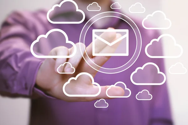 Biznesmen przycisk wiadomości poczty w sieci chmura — Zdjęcie stockowe