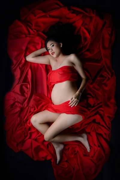 Glamour e estilo de bela jovem asiática mulher grávida que coloca — Fotografia de Stock