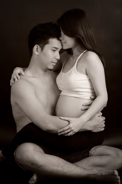 Όμορφη νεαρή Ασιατισα Ζευγάρι αναμένει το μωρό και αγκαλιά μαζί — Φωτογραφία Αρχείου
