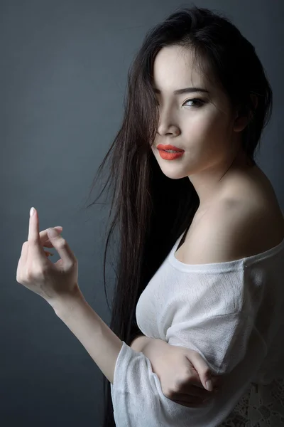 Retrato de moda de hermosa mujer asiática joven con labio rojo y —  Fotos de Stock