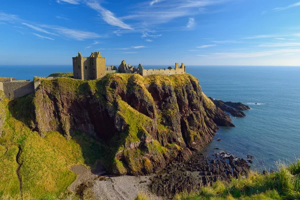Dunnottar hrad s modrým nebem pozadí v Aberdeenu, Skotsko. — Stock fotografie