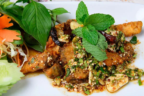 Nom de la nourriture thaïlandaise est poisson frit avec salade épicée — Photo