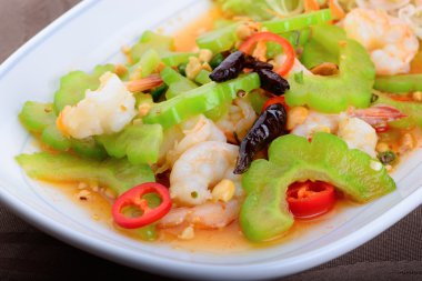 Kızarmış karidesli acı kavun