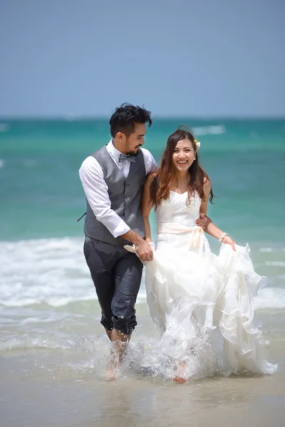 Happiness and romantic scene of love just married couple walking — Stock Photo, Image