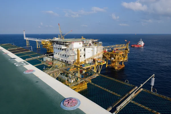 La plataforma petrolera en alta mar en el golfo de Tailandia —  Fotos de Stock