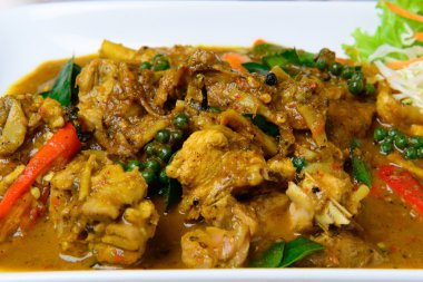 Baharatlı kızarmış tavuk karıştırın