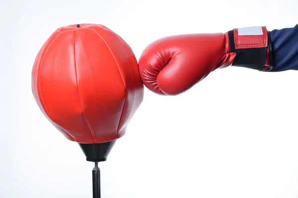 Guante de boxeo rojo perforar un saco de boxeo rojo ejercicios — Foto de Stock