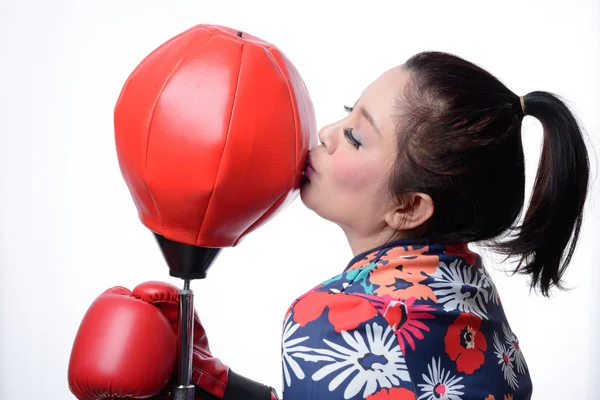 Aziatische boxing vrouw kus bokszak — Stockfoto
