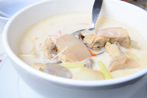 トムカーカイ-鶏肉のココナッツ ミルク スープ — ストック写真