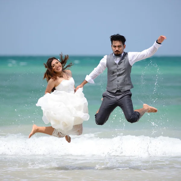 Happy just married young couple celebrating and have fun at beau — Stock Photo, Image