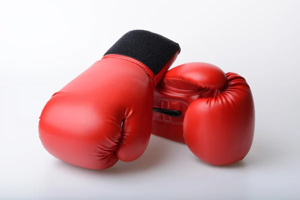 Coppia di guanti da boxe in pelle rossa isolati su bianco — Foto Stock