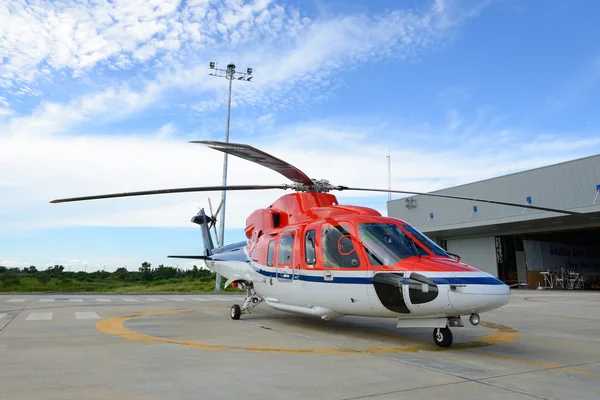 Parque de helicópteros offshore no avental — Fotografia de Stock