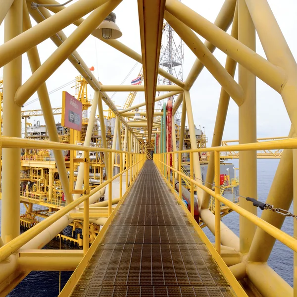 Le pont de voie de plate-forme pétrolière offshore — Photo