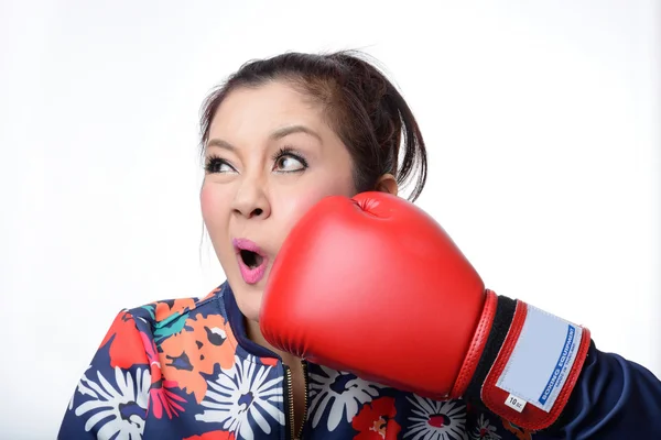 Aziatische vrouw met rode Bokshandschoen punch haar gezicht — Stockfoto