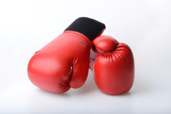 Пара красных кожаных боксерских перчаток, изолированных на белом — стоковое фото