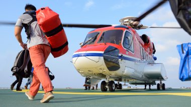 yolcu taşıyan helikopter petrol sondaj platformu plat adlı atılmak için onun Bagaj