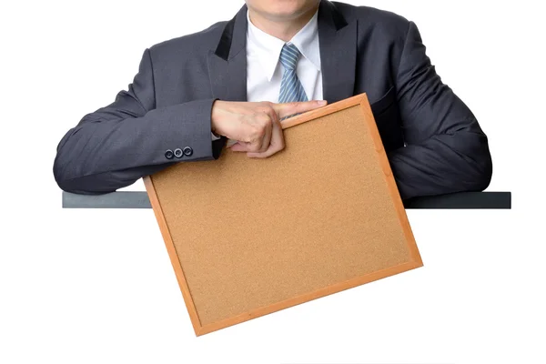 Hombre de negocios en traje sosteniendo tablero de notas en blanco — Foto de Stock