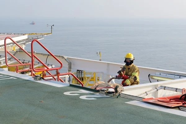Pompiere è guardia per elicottero offshore prima di avviare engi — Foto Stock