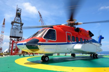 Helikopter offshore petrol sondaj platformu platformu üzerinde yolcu almak