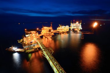 tedarik tekne büyük offshore petrol sondaj platformu geceleri çalışıyor