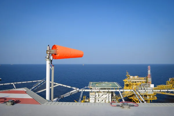 De wind sok is ingesteld op de olie-tuig te tonen windrichting fo — Stockfoto