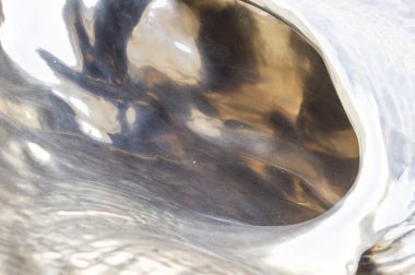 sert metal bir yüzeye