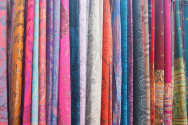 Istanbul'da çok renkli kumaş pazarı