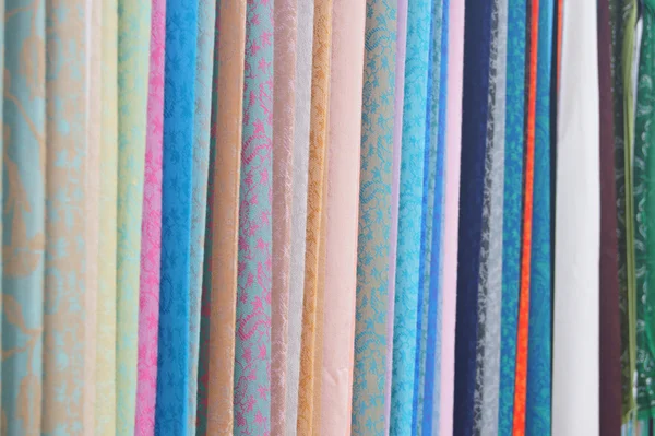 Istanbul'da çok renkli kumaş pazarı