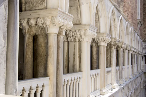 Antika colonnade — Stok fotoğraf