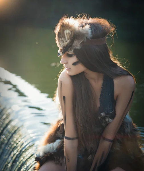 Portret van een mooie Amazone op rivier waterval — Stockfoto