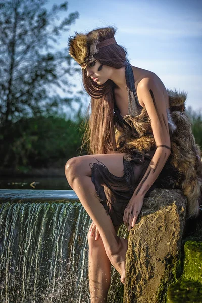 Retrato de una hermosa Amazonía de piernas largas en cascada — Foto de Stock