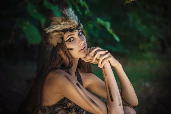 Retrato de una hermosa amazona de ojos marrones en pieles — Foto de Stock