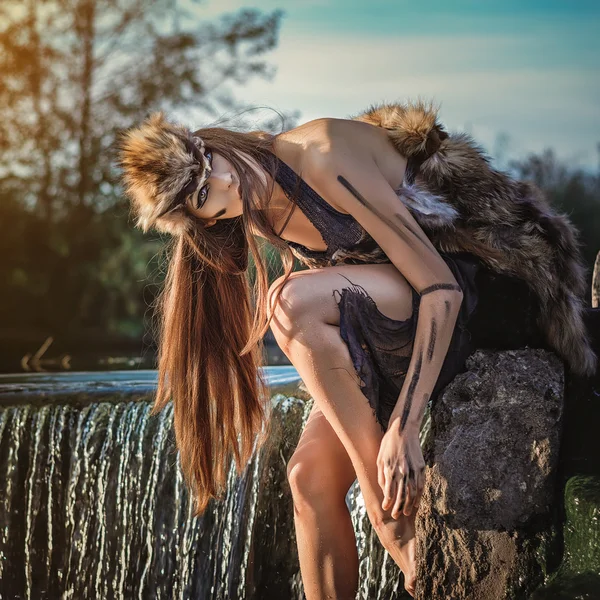 Portret van een mooie langbenige Amazon op waterval — Stockfoto