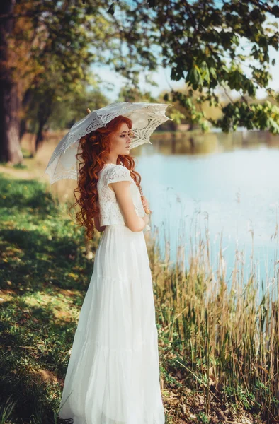 Dromen - mooie vrouw in witte jurk — Stockfoto