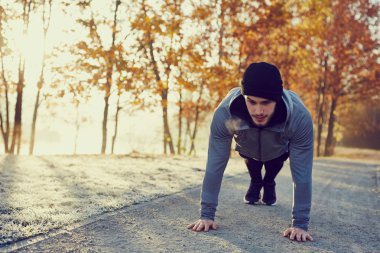 Push ups egzersiz yapan erkek 