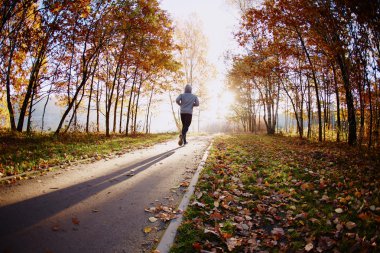 Adam çalıştıran başlıklı resmi 