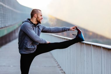 Atletik runner germe egzersiz yaparak