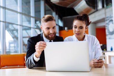 Yeni proje tartışıyor ortakları