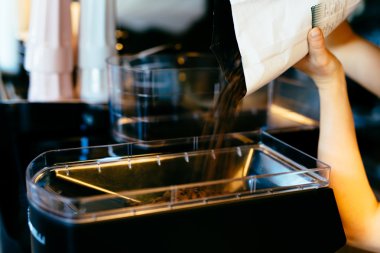 barista kahve öğütme