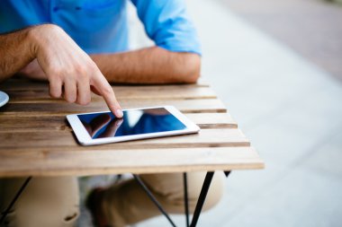 Dijital tablet kullanan adam