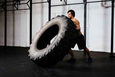 Adam bir lastik saygısız spor salonunda