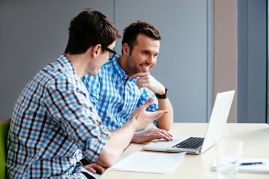 Laptop ile çalışan web tasarımcıları