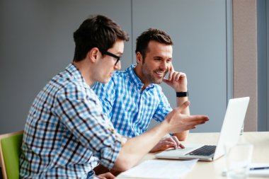 bilgisayar geeks proje tartışıyor