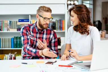 Arkadaşları onların bilgi paylaşımı 