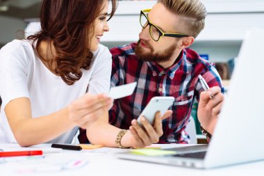 Tasarımcılar birlikte çalışıyor. 