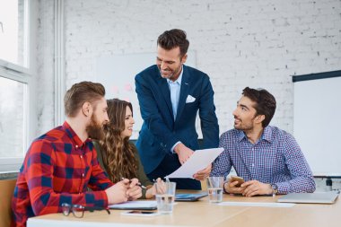 Arkadaşlarınızla konuşurken takım lideri