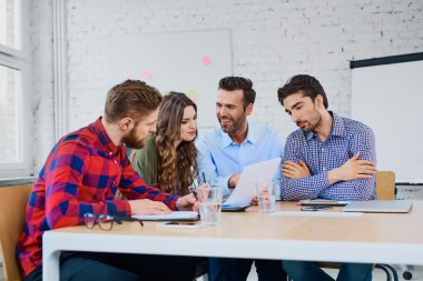 Test restults açıklayan öğretmen