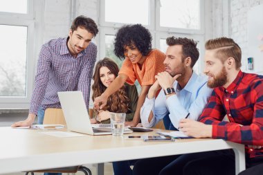 Web tasarımcıları yeni proje tartışıyor 