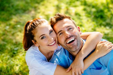 Mutlu çift kucaklaşması